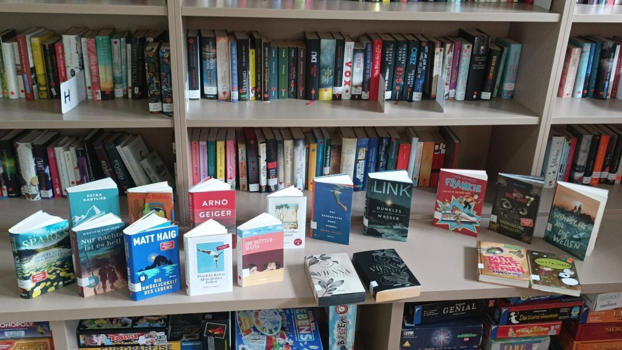 Büchertisch