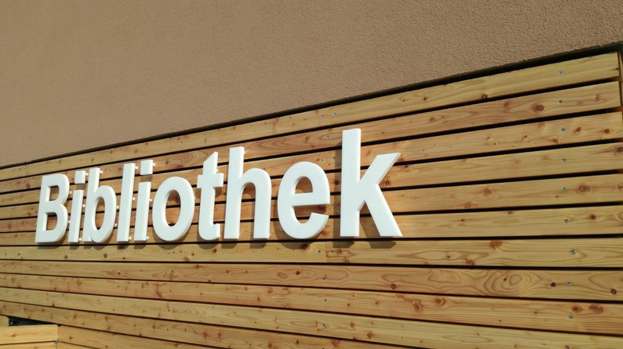 Holzpaneel mit Aufschrift Bibliothek